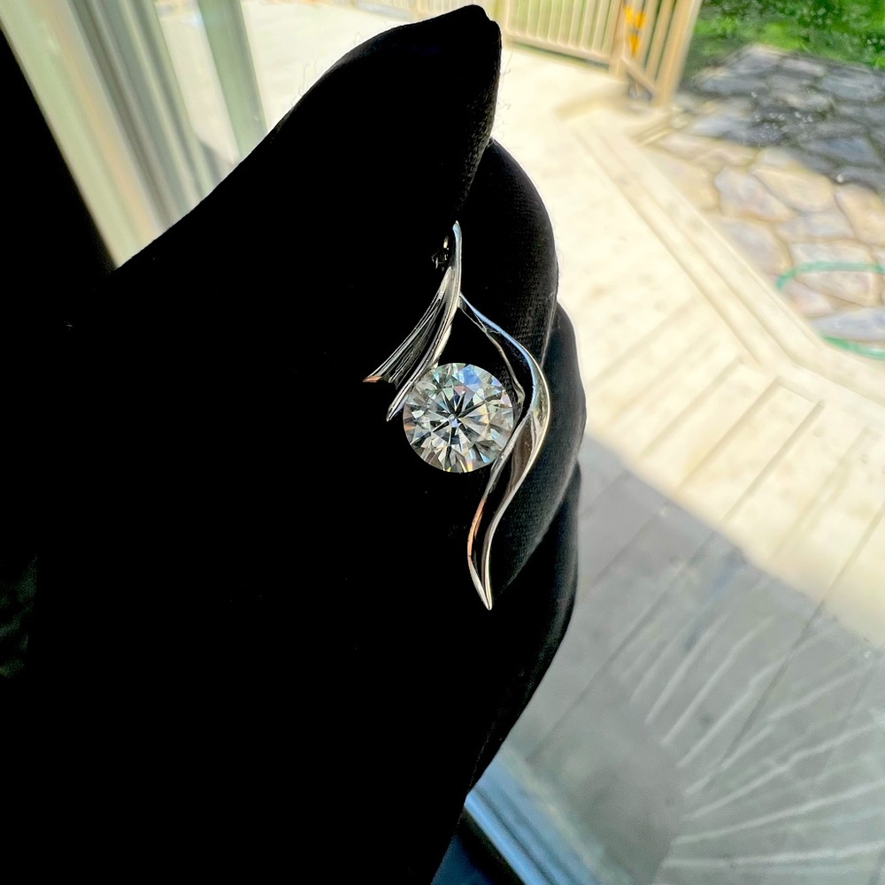 Brand New Moissanite Pendant Necklace 1CT 18K White Gold Plated Sterling Silver